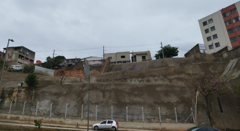 Contenção de encosta restabelece segurança na rua Popular, no bairro Aparecida Contenção de encosta restabelece segurança na rua Popular, no bairro Aparecida