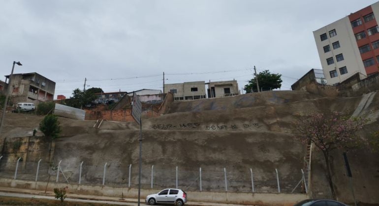 Contenção de encosta restabelece segurança na rua Popular, no bairro Aparecida