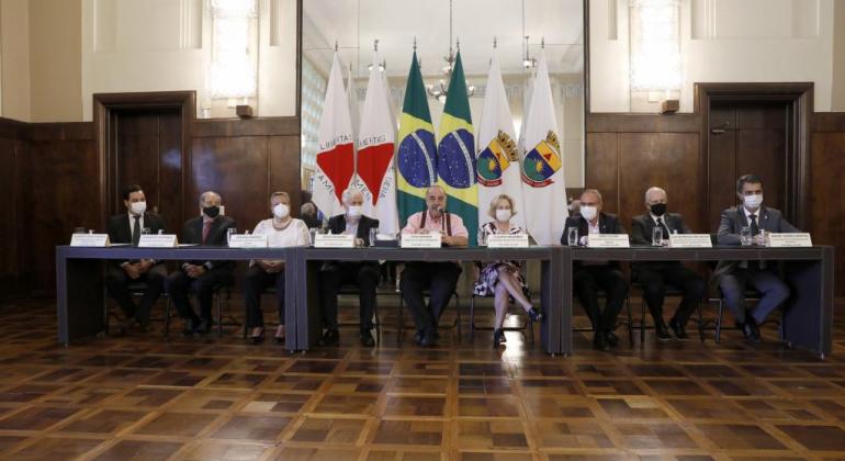 Prefeito Fuad Noman empossa novo secretariado de Belo Horizonte Mesa da posse dos novos secretários