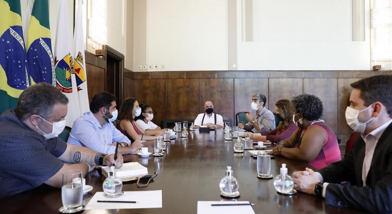 Educação é tema de encontro entre prefeito e vereadores Mesa de reunião entre Prefeito Fuad Noman, secretário André Reis e vereadores