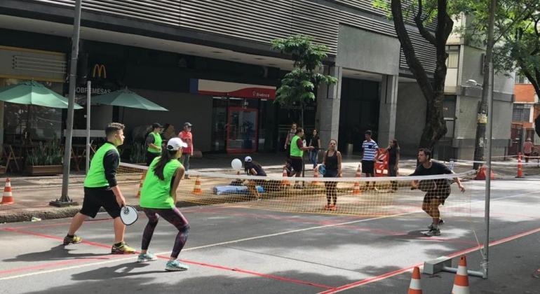 BH é da Gente terá circo ambiental, oficinas esportivas de pickleball e basquete Moradores participam de edição do BH é da Gente