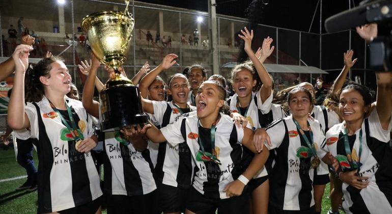 Equipe do Projeto Futebol é Vida/ASPRA – A é campeã do Sub-20 da Copa Centenário Equipe do Projeto Futebol é Vida/ASPRA – A é campeã do Sub-20 da Copa Centenário