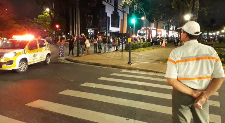 Operação de trânsito para iluminação de Natal na Praça da Liberdade Agente da BHTrans em operação de trânsito, em Belo Horizonte