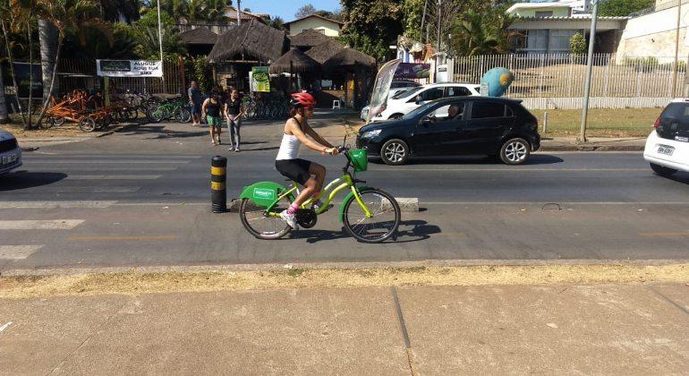 Ciclista em avenida de Belo Horizonte