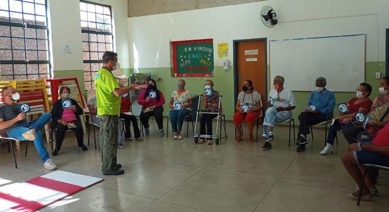 Ação educativa orienta idosos sobre como se proteger no trânsito Imagem de profissional da BHTrans durante orientação para idosos, com cuidados sobre o trânsito