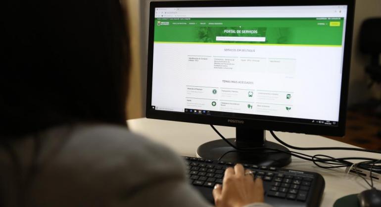 Pessoa no computador usando o Portal de Serviços da Prefeitura de Belo Horizonte