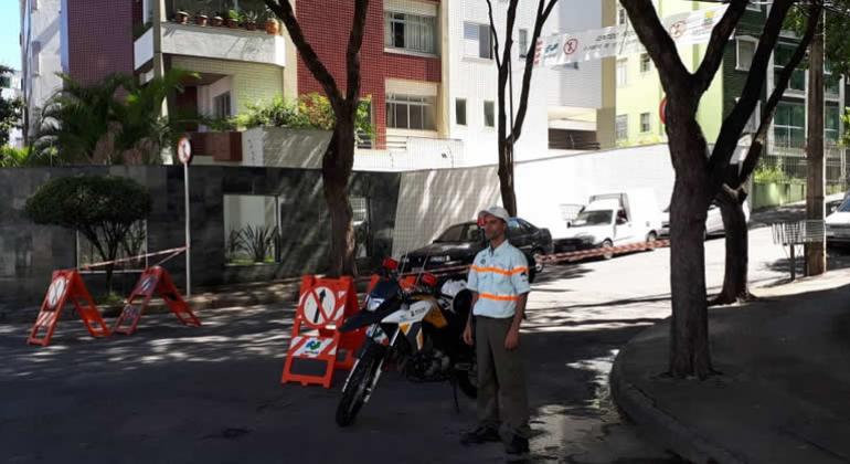 BHTrans faz alteração de trânsito no Bairro Cidade Nova Agente da BHTrans parado ao lado de uma moto