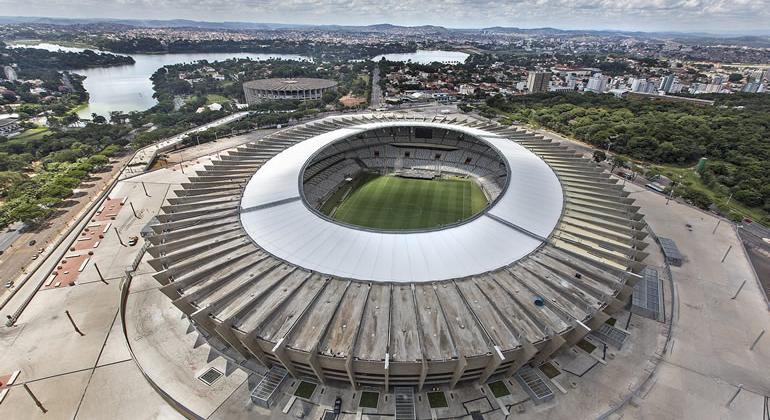 Vista aérea da Esplanada do Mineirão durante o dia. Ao fundo, Lagoa da Pampulha. 