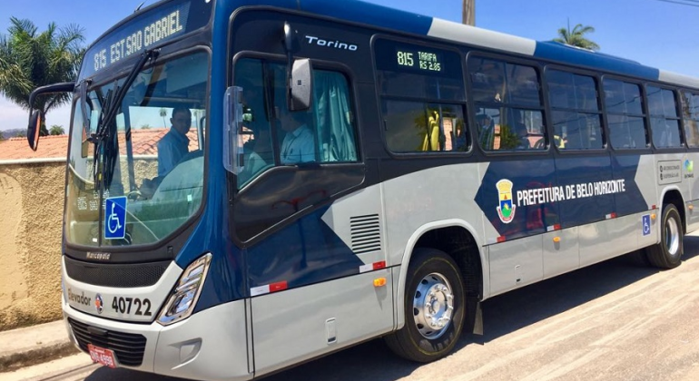 Ônibus da BHTrans, durante o dia.