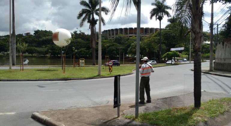 Agente da BHTRans monitora alteração de trânsito e transporte na Orla da Pampulha