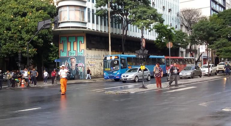 Avenida Amazonas, com circulação de carros e ônibus, durante o dia. 