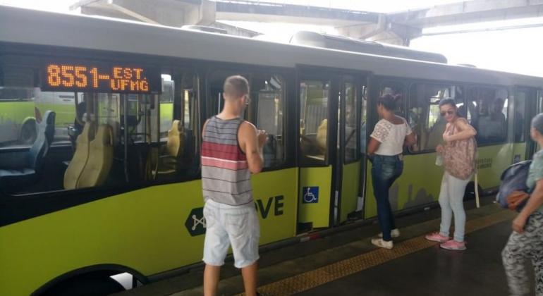 Atendendo à demanda de moradores, Prefeitura cria dez novas linhas de ônibus e amplia alternativas de deslocamento. Foto: Divulgação PBH Três pessoas entram no ônibus 8551 em plataforma do MOVE