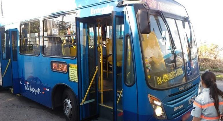 Ônibus da linha 364, com porta de entrada aberta, durante o dia. 