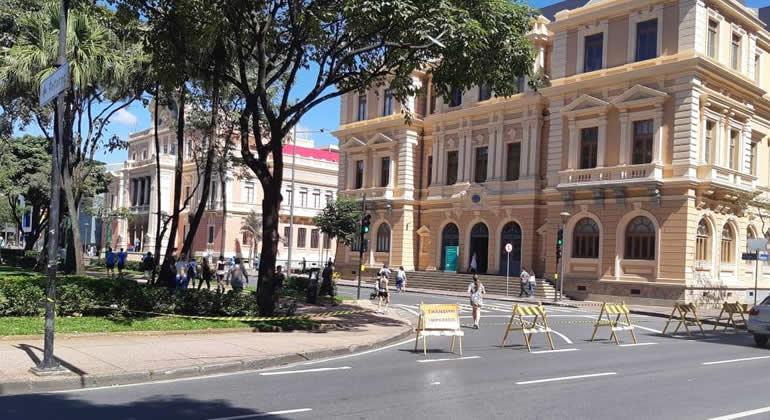 Alameda da Educação, na Praça da Liberdade, com cavaletes de interdição, durante o dia. 