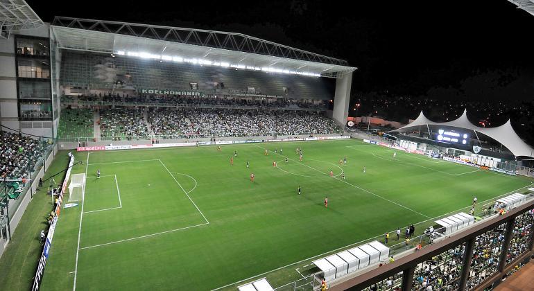 Estádio independência com plateia cheia, antes de um jogo de futebol, à noite.