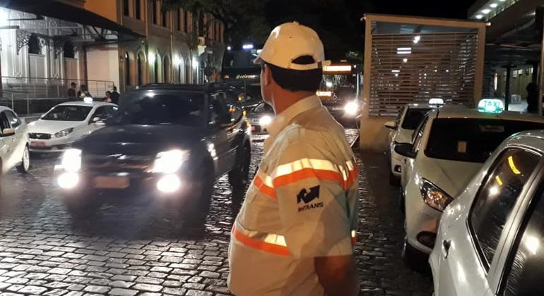 INTERVENÇÕES DE TRÂNSITO NA ÁREA CENTRAL PARA O FESTIVAL DE ARTE NEGRA Gurada de trânsito observa movimentação na rua