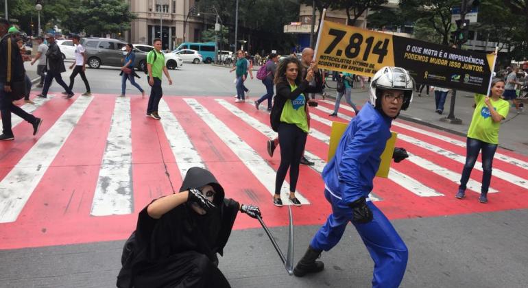 BHTrans está fazendo um alerta sobre os riscos da imprudência no trânsito como parte do movimento internacional Maio Amarelo. Foto: Divulgação PBH Na praça Sete, dez pessoas fazem um alerta sobre o alto número de acidentes no trânsito.