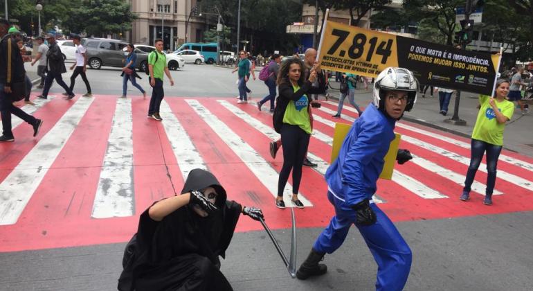 Na praça Sete, dez pessoas fazem um alerta sobre o alto número de acidentes no trânsito. 