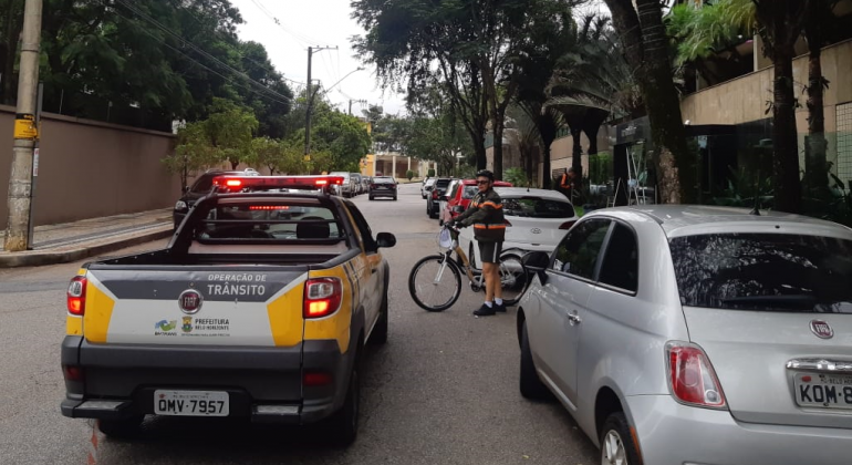 Na sexta-feira, dia 17/5, BHTrans realiza operação de trânsito no bairro Olhos D'Água para realização de evento cultural. Foto: Divulgação PBH Veículo da BHTrans circulando em rua, junto a outros carros, no trânsito, durante o dia.