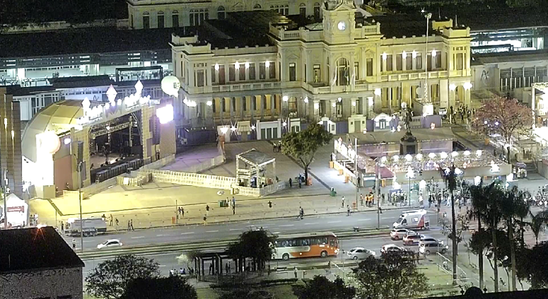 Praça da Estação tem operação de trânsito para Arraial de Belo Horizonte Praça da Estação iluminada à noite