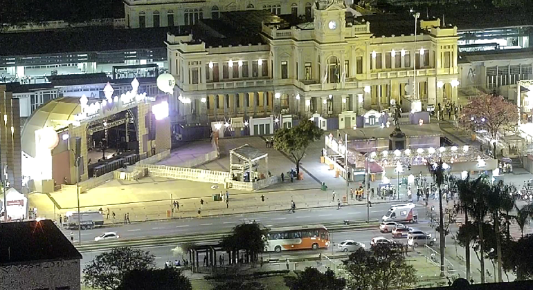 Praça da Estação iluminada à noite