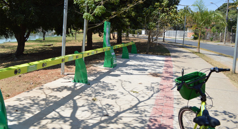 No domingo, dia 8/9, a partir das 9h, será inaugurado o projeto BIKE BH, que conta com 14 estações e cem bicicletas. Foto: Divulgação Bicicleta verde em cima de ciclovia, durante o dia.