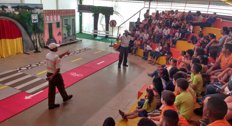 O programa Vida no Trânsito, do Governo Federal em parceria com os estados, recebeu o prêmio da Força-Tarefa Interagências, da ONU. Foto: Divulgação PBH Agentes da BH TRans realizam exposição para mais de trinta crianças em local que simula rua sinalizada.