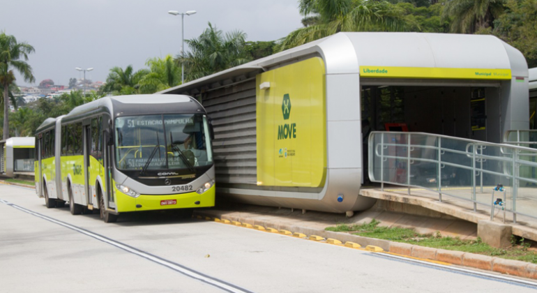 Estação Move Liberdade, com ônibus passando, durante o dia.