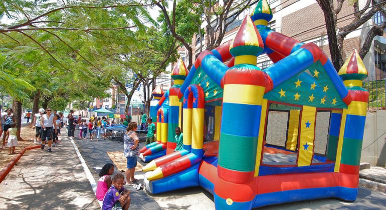 Rua interditada com dezenas de cidadãos aproveitando o dia com brincadeiras e muito lazer no meio da rua