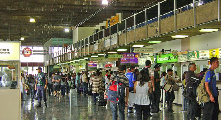 Imagem d rodoviária de BH repleta de viajantes 