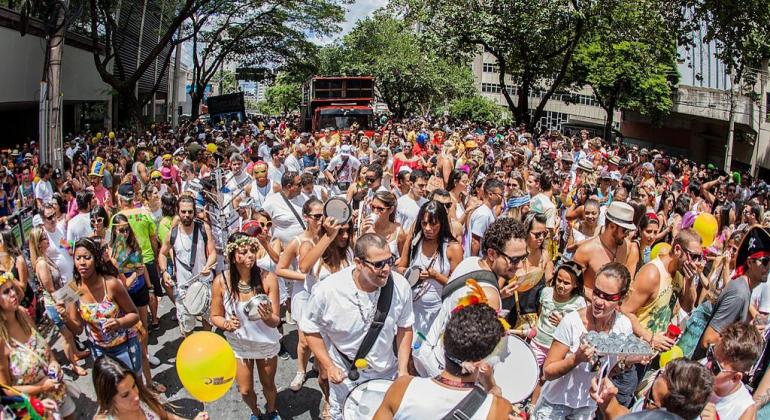 bloco carnavalesco e trio elétrico nas ruas de belo horizonte