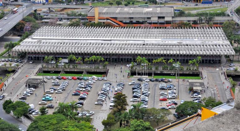 Vista aérea do Terminal Rodoviário Governador Israel Pinheiro (Tergip), durante o dia. 