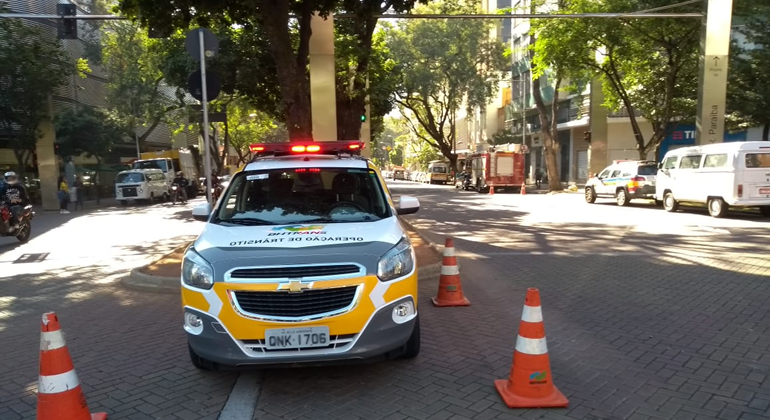 No sábado e domingo, dias 7 e 8/9, a BHTrans realiza operação de transporte e trânsito na Savassi. Carro da BHTrans ao lado de cones de trânsito em avenida, durante o dia.