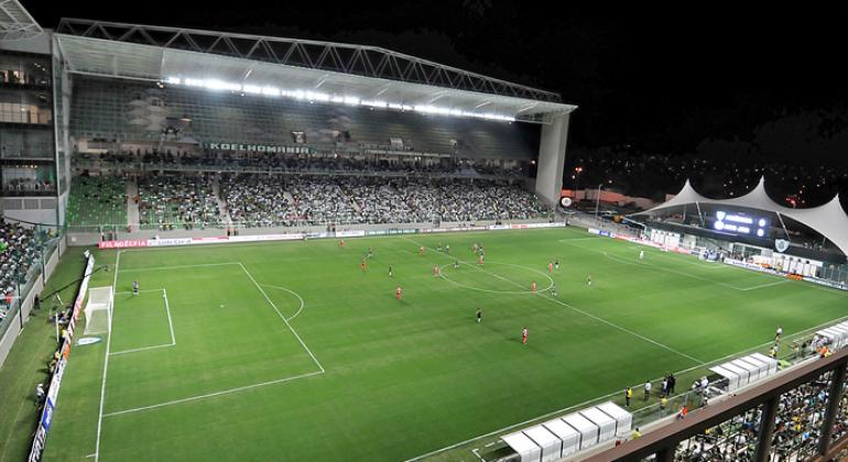 Campo de futebol do estádio do Independência, antes do jogo, com arquibancada. lotada. 