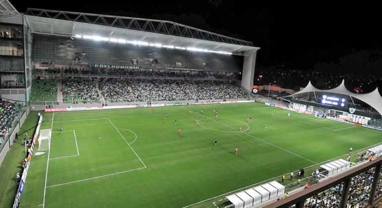 Independência tem operação de trânsito e transporte para jogo de futebol, no domingo, dia 8/9. Foto: Adão de Souza/PBH Campo de futebol do estádio do Independência, antes do jogo, com arquibancada. lotada.
