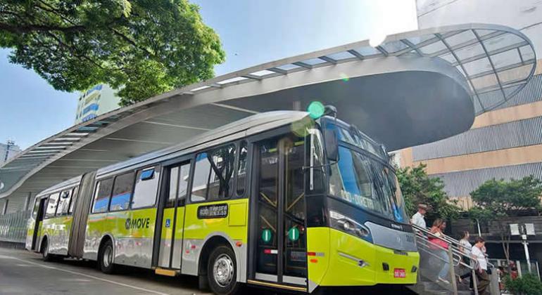 A BHTrans informa que as estações do MOVE na Área Central terão a operação de embarque e desembarque de passageiros alterada. Foto: Divulgação PBH Ônibus em Estação, MOVE, durante o dia.
