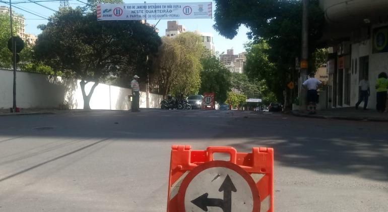 A rua Rio de Janeiro, entre as ruas Antônio de Albuquerque e Fernandes Tourinho, atualmente mão única, passa a operar em mão dupla. Foto: Divulgação PBH Cavalete e cartaz na rua Rio de Janeiro, no bairro Lourdes.