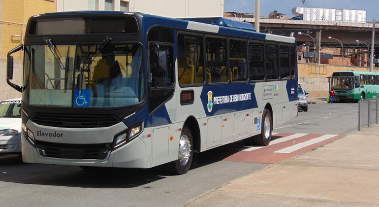 A BHTrans informa que a linha 1404A tem desvio de itinerário em função de obras de recapeamento na rua das Tuias entre os dias 30/9 e 3/10. Foto: Divulgação PBH Ônibus da BHTrans, transitando na rua, durante o dia.