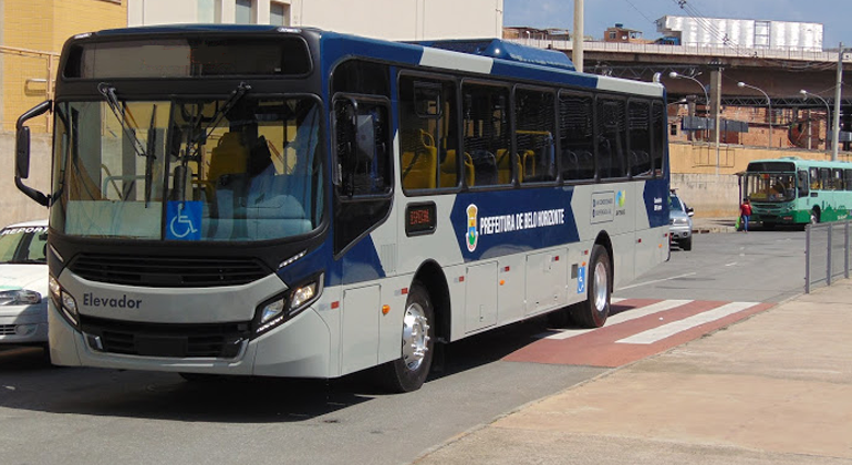 Ônibus da BHTrans, transitando na rua, durante o dia. 