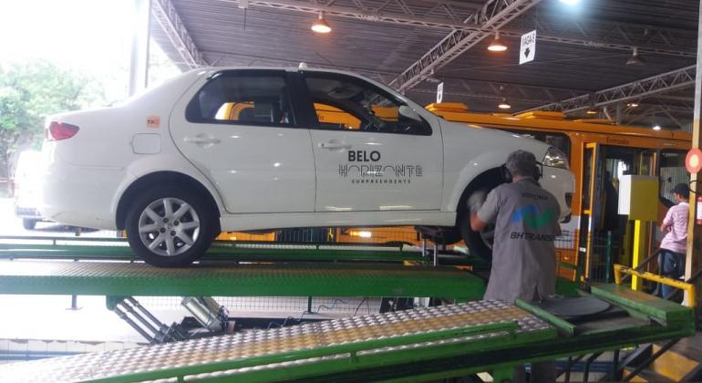 Prefeitura realiza mais de dez mil vistorias em táxis por ano na capital Taxi suspenso é vistoriado por representante da BHTrans