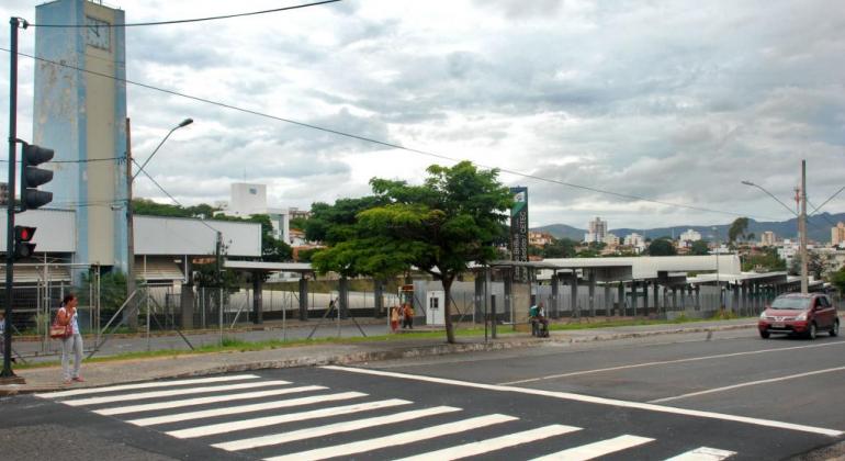 Linhas do Transporte Coletivo na Estação José Cândido sofrem alterações em função das obras da Via 710, entre os dias 15 e 17/7. Foto: Divulgação PBH Foto da Estação José Cândido da Silveira, durante o dia.