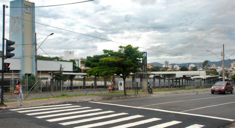 Foto da Estação José Cândido da Silveira, durante o dia. 