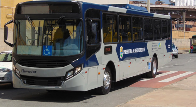 A BHTrans informa que, devido ao Dia do Servidor Público (dia 28/10), a linha 642 terá horário reduzido e as linhas 6030 e 6031 não operarão. Foto: Divulgação PBH Ônibus da BHTrans, transitando na rua, durante o dia.