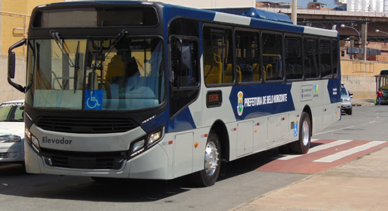 Ônibus da BHTrans, transitando na rua, durante o dia. 