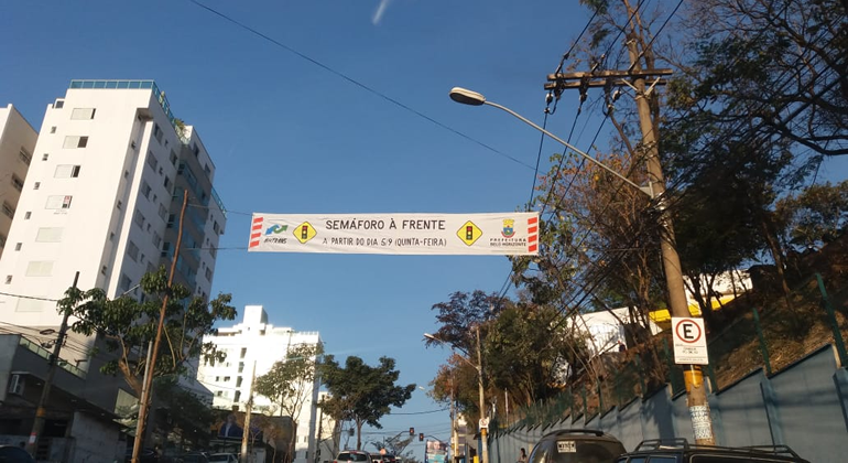 A BHTrans implanta, a partir de quinta-feira, dia 5/9, novas interseções semaforizadas na avenida Professor Mário Werneck, no bairro Buritis. Foto: Divulgação PBH Rua do bairro Buritis com faixa da BHTrans, com os dizeres: Semáforo à frente a partir do dia 5/9.