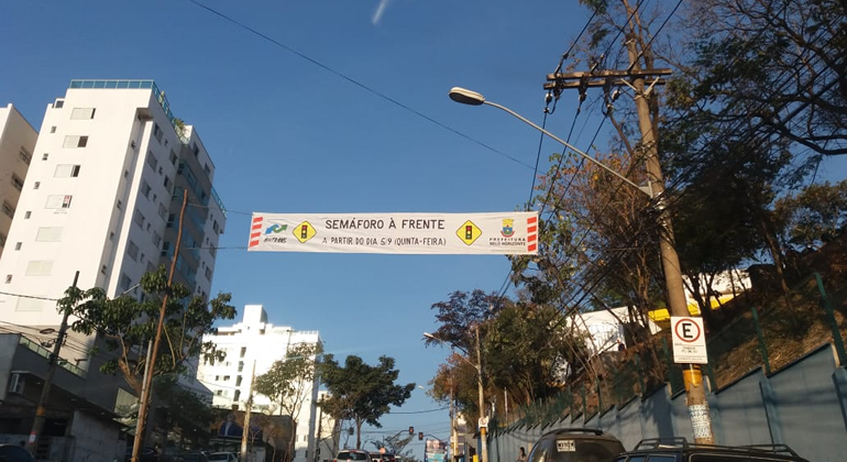 Rua do bairro Buritis com faixa da BHTrans, com os dizeres: Semáforo à frente a partir do dia 5/9.