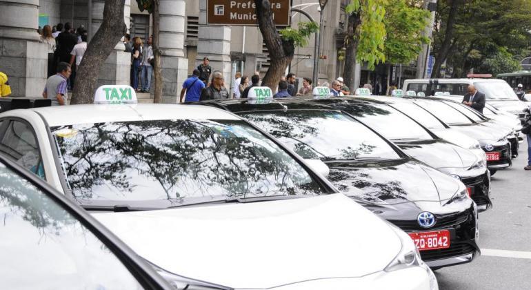 Táxis poderão circular nas faixas exclusivas dos ônibus da avenida Pedro II Táxis enfileirados