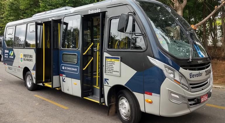 Micro-ônibus, parado, com portas dianteiras e do meio abertas