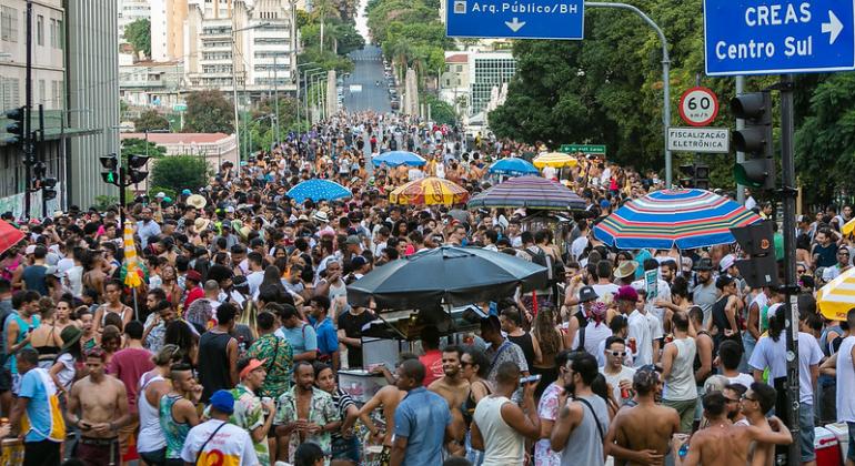 Foliões curtindo o carnaval de Belo Horizonte