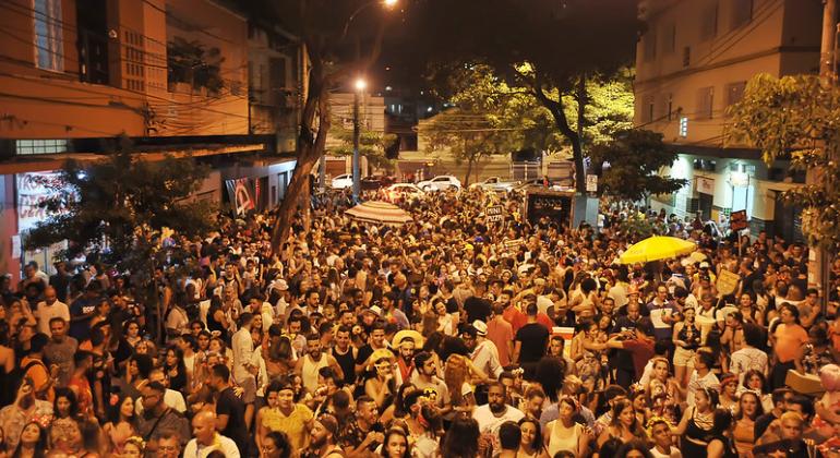 Foliões curtindo o carnaval de Belo Horizonte